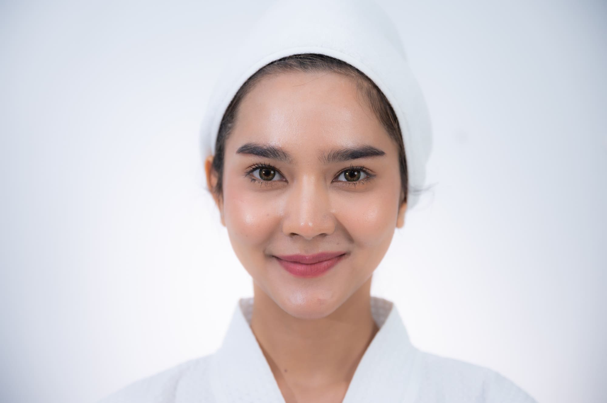 young Asian woman making treatment cosmetic beauty therapy on a face at cosmetological clinic
